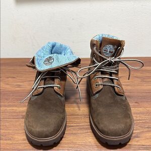 Timberland Woman’s Roll Top Dark Brown Boot With Blue Lining & Stitching. Size 7